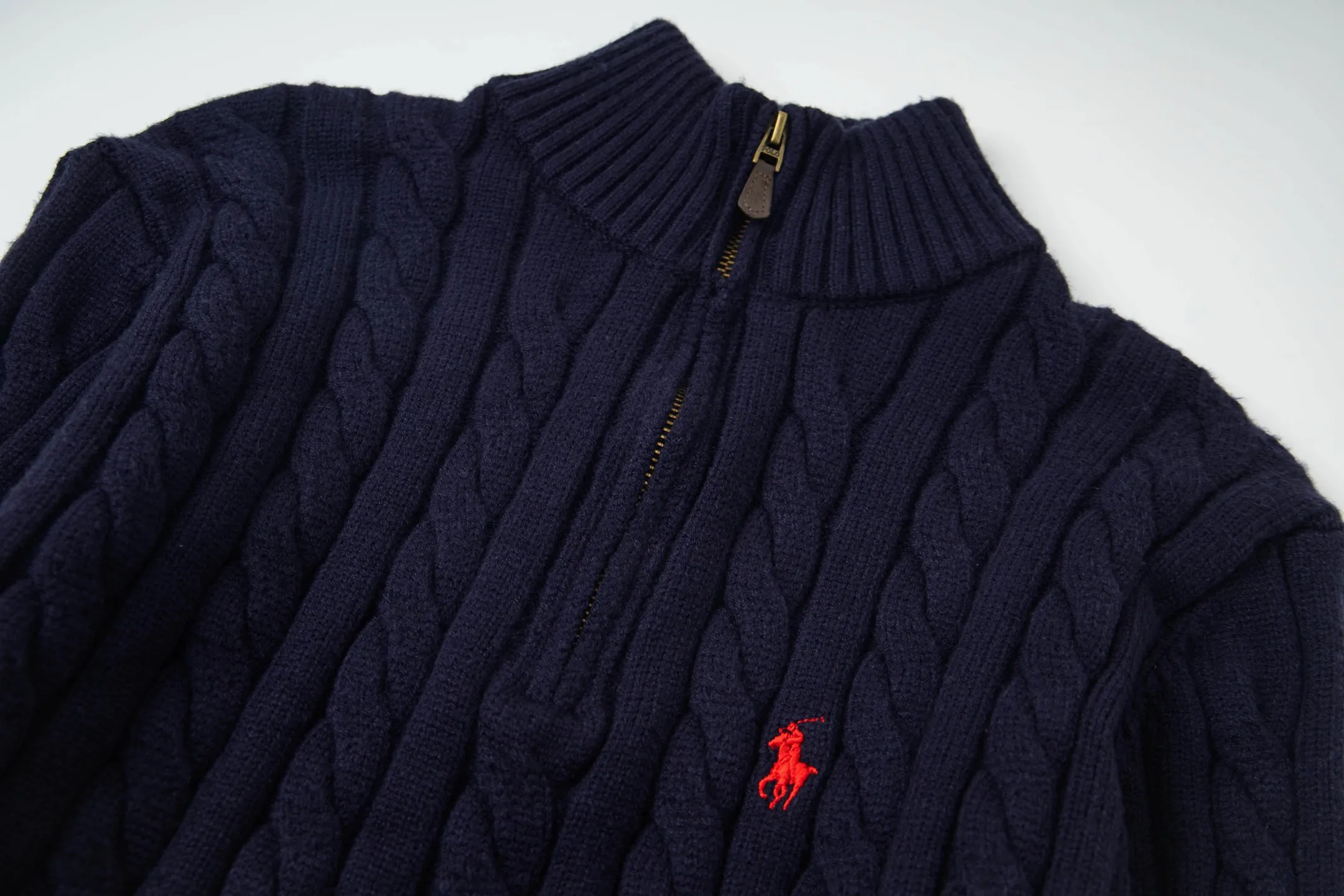 P250 model number: Y196 Ralph Lauren Men's half-zip twist sweater has a really nice style. It can be worn alone or as a jacket to be worn inside or outside. The upper body shows personal fashion charm. Four colors are available. Same style for men and women. A must-have item for new summer products. Hang tag. Hanging beads. Washable packaging bag. Full set of accessories. Very good appearance. Super exquisite workmanship. Size: S-XL